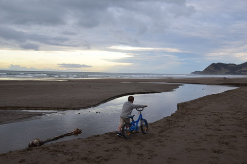 met de fiets op het strand